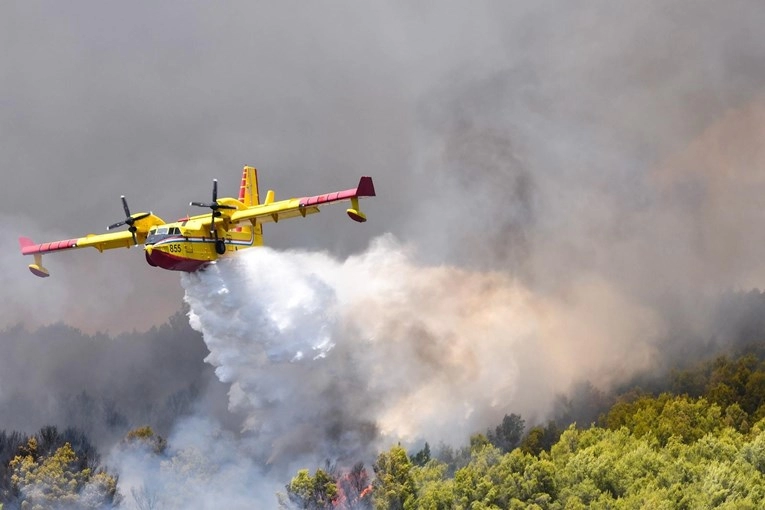 Tri požara u Dalmaciji gasi 80 vatrogasaca i avioni. Jedan je lokaliziran